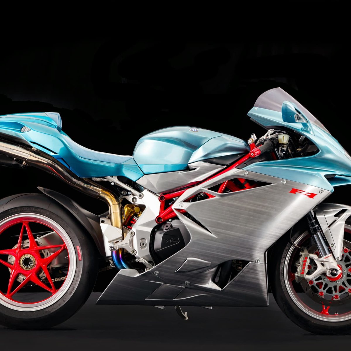 f4_2010's tweet photo. 大変身(笑)
#公式画像とうちの子並べようぜ
MVAgustaF4
PHOTO : RIDERS CLUB
#MVAgusta
#F4
#shinichiro_arakawa
#YF_DESIGN
#motocorse https://t.co/q9haTgbFgn