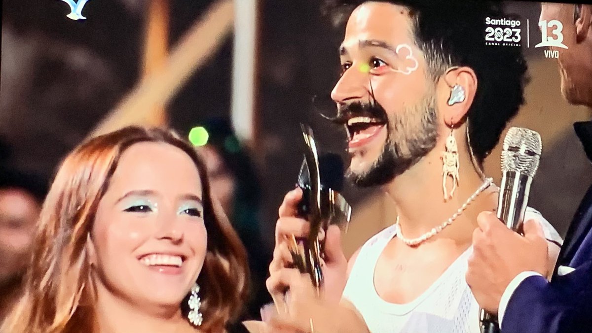 Yanissant's tweet photo. #VINA2023 #Camilo #Evaluna #LaTribu No sé ustedes, pero yo lloré con Vida de rico🎶🥹 demasiada linda la vibra🥹 me imagino en vivo más hermoso aún. Que bonito se siente ver a tus artistas brillar✨🫶🏻❤️🫰🏻 @CamiloMusica @Montanerevaluna #amaresnuestrarevolucion 🫰🏻🫰🏻🫰🏻 https://t.co/6oo46WE5zh