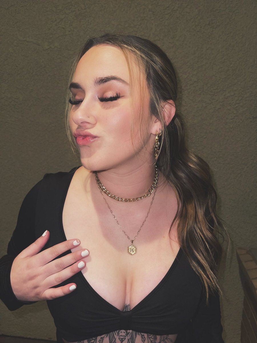 kristinnleanne's tweet photo. friyay https://t.co/rlzY5X1UOc