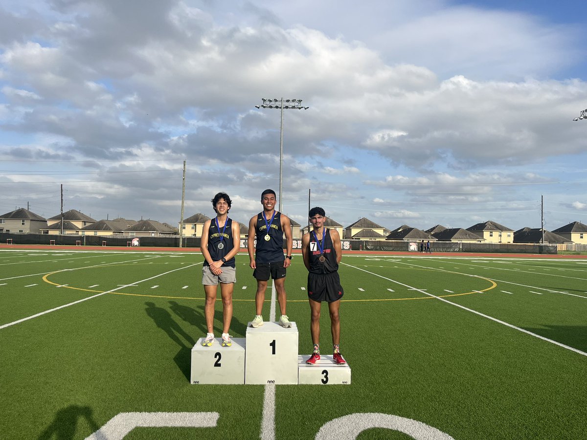 It doesn’t get better than this. Johnny Chavez is a prime example of hard work and dedication. Today Johnny ran the 3200m and 1600m where he place 3rd in both events and grabbed big prs!! 10:30 and 4:44. #TrackSzn #Seeyouatthetop @MacTrackNation 🥉🥉