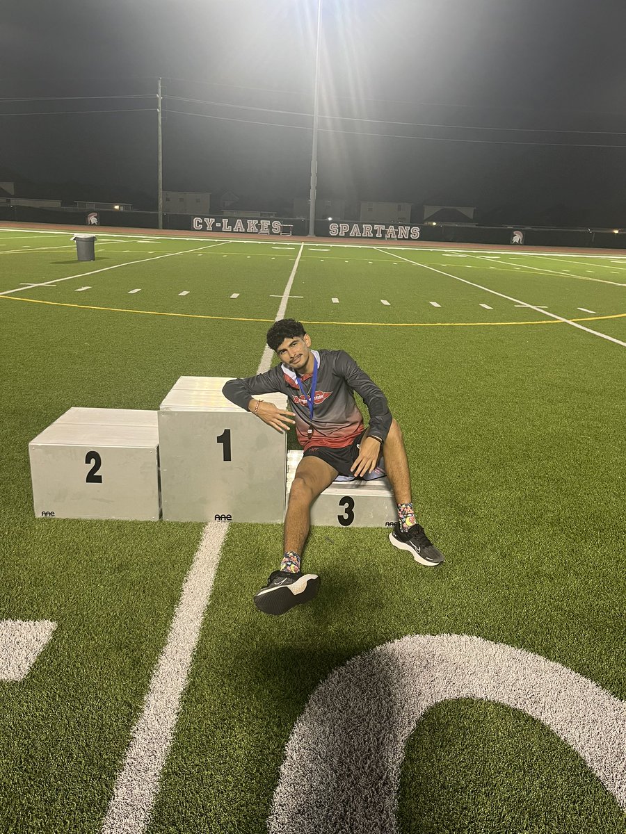 MacarthurXCTF's tweet image. It doesn’t get better than this. Johnny Chavez is a prime example of hard work and dedication. Today Johnny ran the 3200m and 1600m where he place 3rd in both events and grabbed big prs!! 10:30 and 4:44. #TrackSzn #Seeyouatthetop @MacTrackNation 🥉🥉