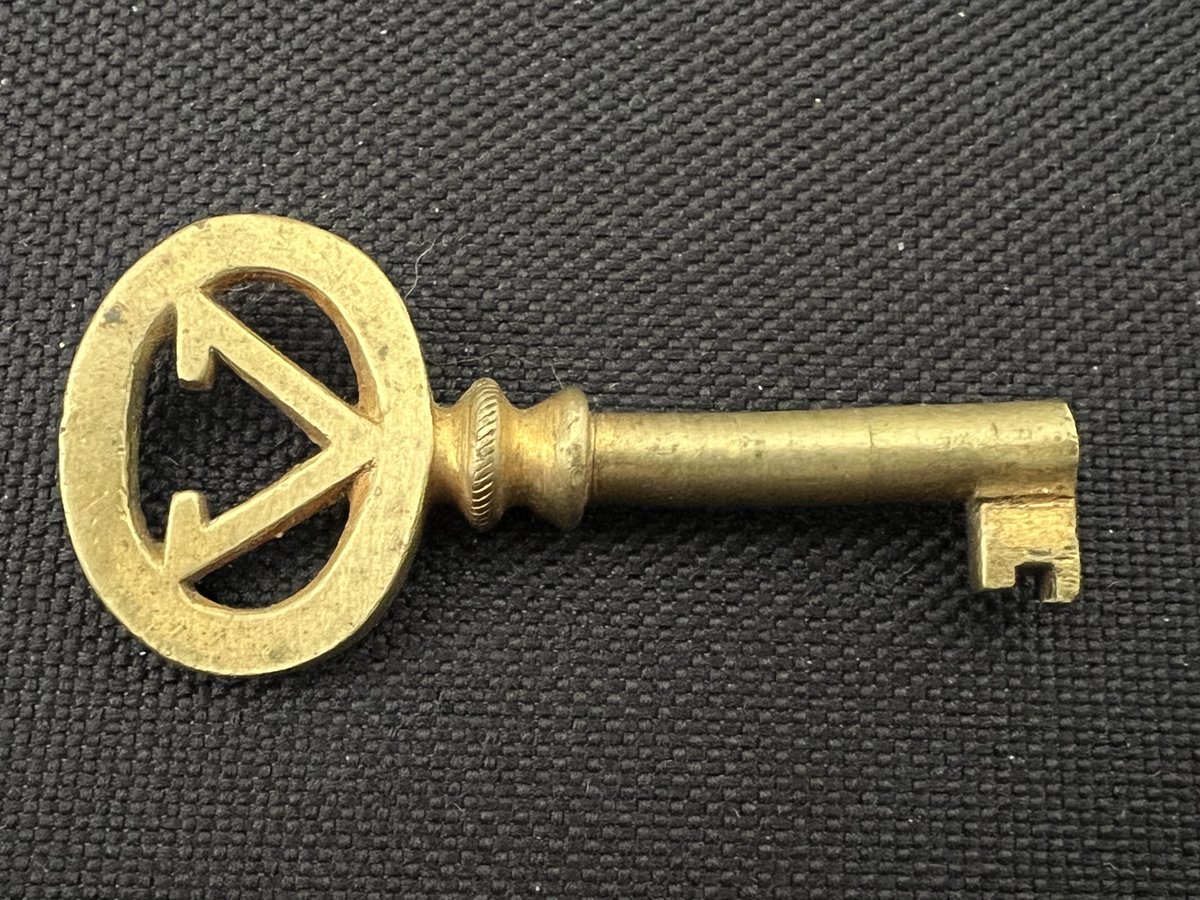 TeriE's tweet image. RARE! Antique 1910 Brass #VICTROLA #Phonograph Cabinet Skeleton Key 2" L Gold Plate  🗝 #skeletonkey #antiques #brasskey #vintage #turnofthecentury #1900s #antiquekey #brasskey #VintagePhonograph #antiquephonograph #key #ebayfinds  ebay.com/itm/2661274359… #eBay via @eBay