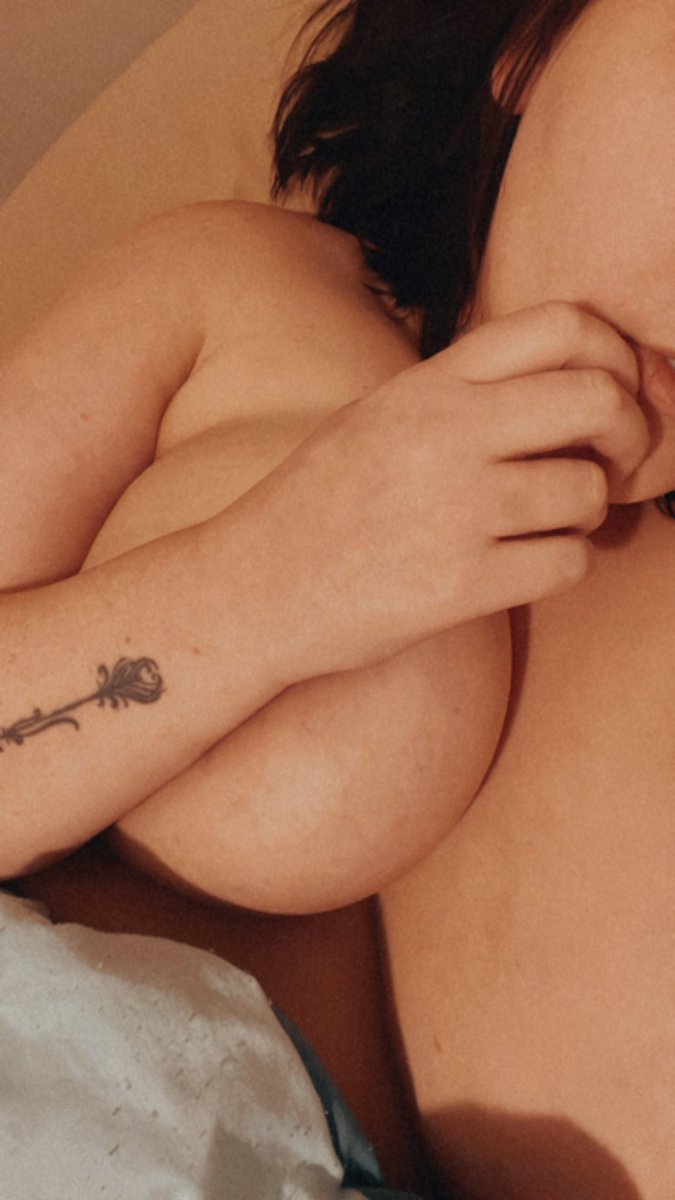 EricaPurr's tweet photo. Is there anything better then getting naked and relaxing after a long day of work? 🥰 #BigTiddies #naked_women #bbwcreator https://t.co/puwfebNhWC