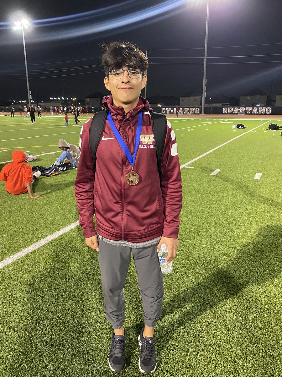 CyWoodsTrack's tweet photo. Jomanuel Ayala finished 3rd and ran a personal best in the 300H! #catfast #EATTNT https://t.co/QD8Cl9TCeb