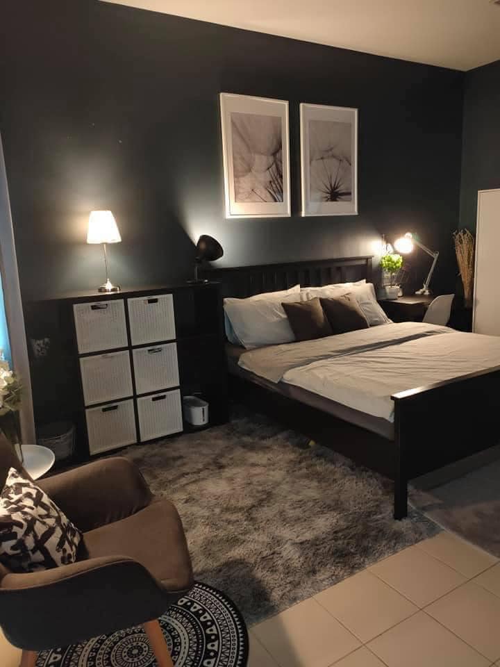 gilerdeco's tweet photo. Dekorasi Master bedroom tema gelap 🖤

Pemilihan cat dari Jotun Deco Blue yang berona gelap dan digandingkan dengan perabut serba hitam dan putih 😍

Mostly perabut dari IKEA dan aksesori dari Kaison.

Kredit: Nur Shaa https://t.co/GDxMPKOYTF