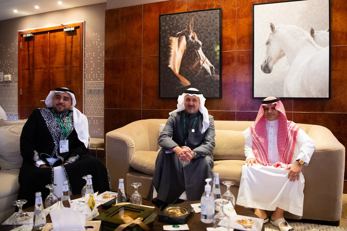 في تظافر للجهود في الوسط الرياضي عموماً والفروسي بشكل خاص، سعدت بتواجد أخي مسلي آل معمر رئيس نادي #النصر  في اليوم الأول من أمسيتي #كأس_السعودية 🏆.  
"كأس السعودية" واجهة رياضية مضيئة للوطن بدعم القيادة الرشيدة حفظها الله. نترقب اليوم ختام منافسة أغلى شوط سباقي عالمياً.