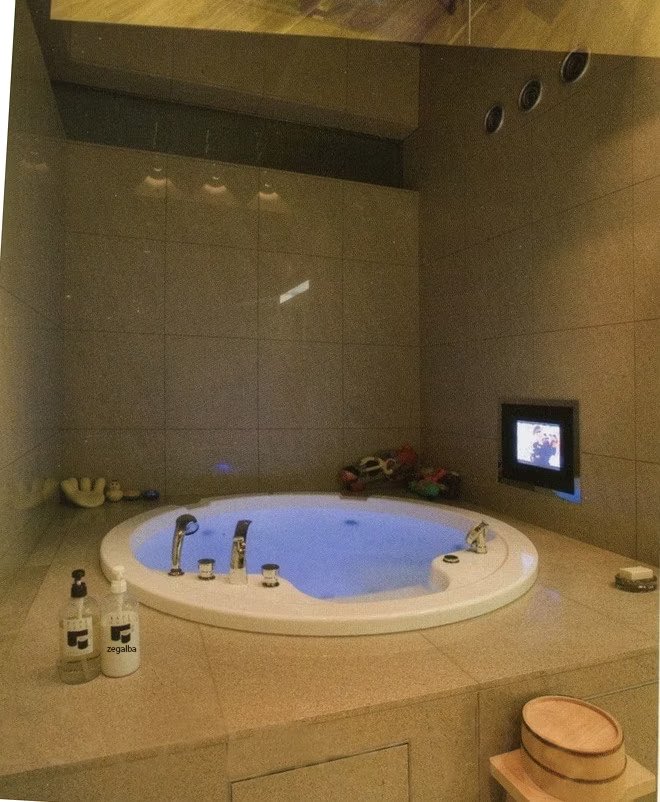 StreetFashion01's tweet photo. INSIDE: NIGO’s Japanese Home (2007) https://t.co/Uj06YpJ6B7