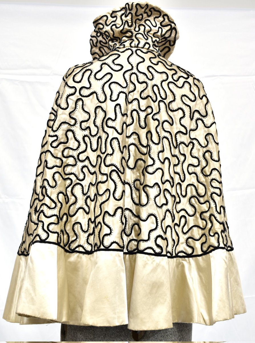 Cream satin evening cape, 1898
#fashion #history #capes