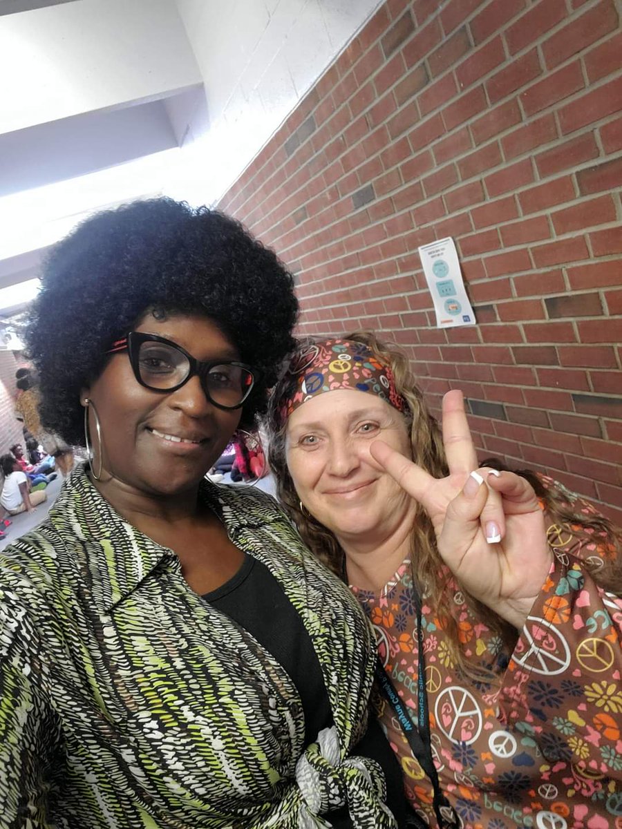 NorthDriveES's tweet image. More pics from our 70's Celebration today!!😁