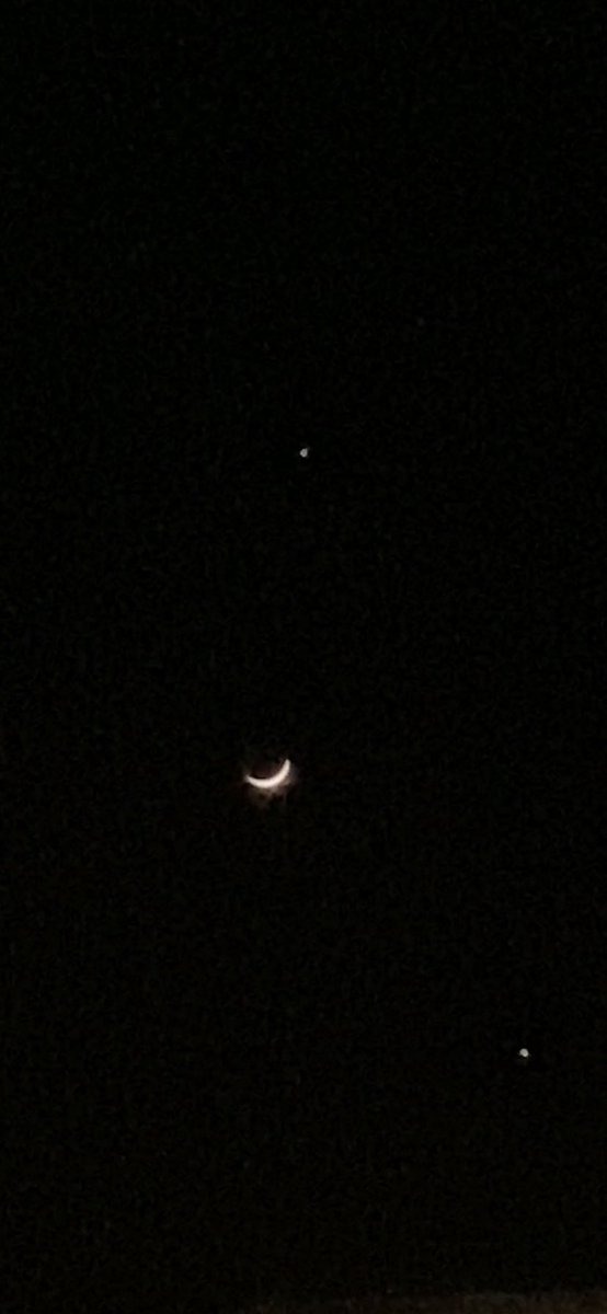IamSyssyVie's tweet photo. Wherever you are look to the sky ๐ And rememberโฆ
Like the moon ๐
You never stop shining,
Even in a phase of emptinessโจ #weekendison https://t.co/H9V9IeYEuu