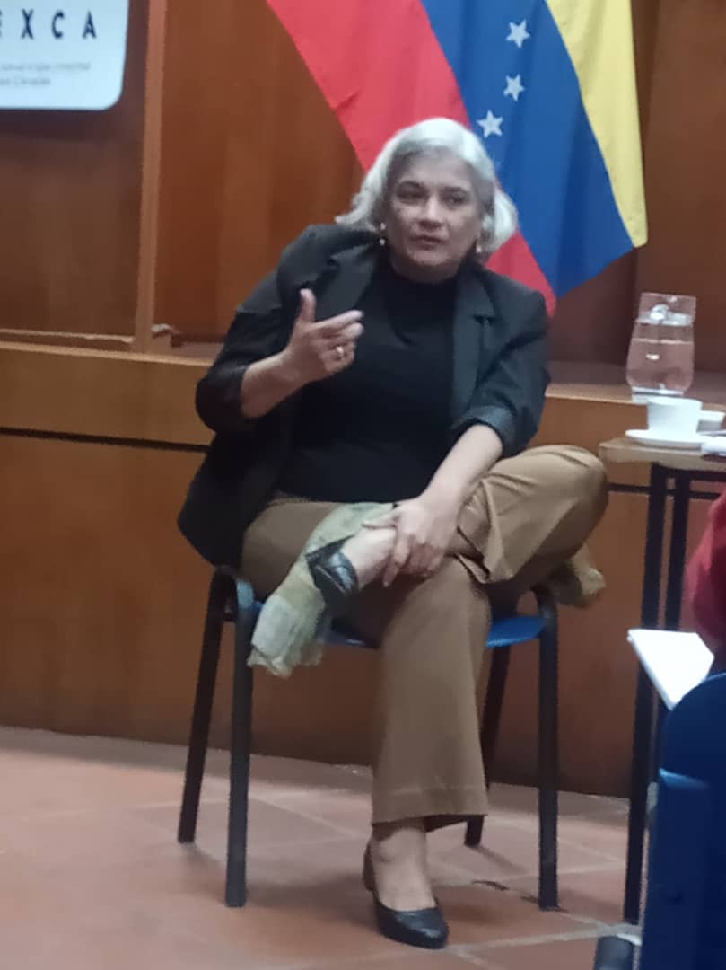 #AsíFue🗣️|| Desde la Sala Santiago Magariño nuestra rectora, Dra. Belkis Bigott dirigió este #24Feb la conferencia "Hacia una Universidad Decolonial".

Abrimos 🧵 1/2