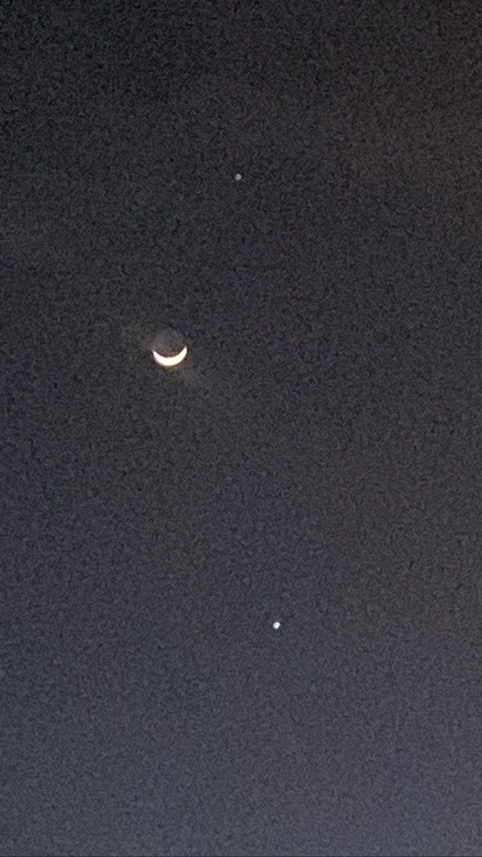 Alisonbirchall4's tweet photo. @RevRichardColes Jupiter , the waxing crescent moon and Venus from Tenerife! Absolutely amazing 🤩 https://t.co/ND7OdAFuum