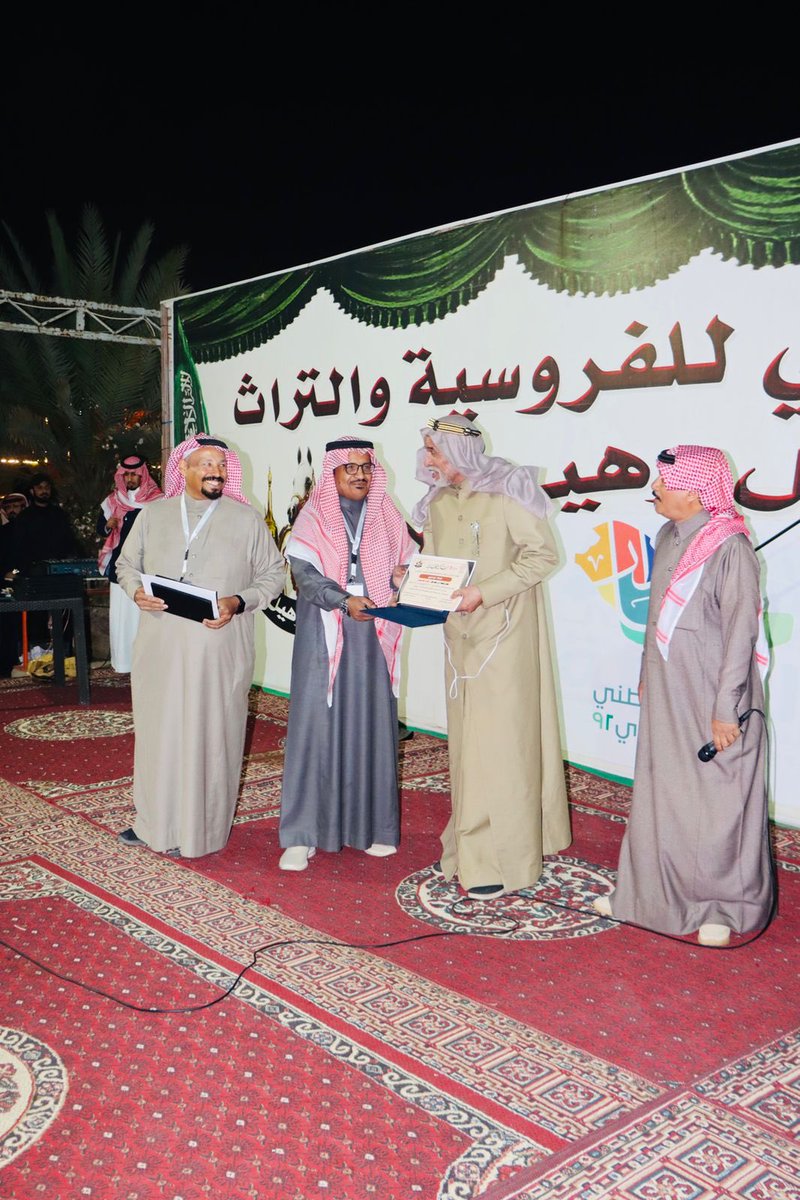 المدير التنفيذي لوكالة نحو التصميم الاعلامي حرب البلوى يكرم عدد من المشاركين بمعرض يوم التاسيس المقام بمركز بن عاصي الذي يشرف علية الدكتور احمد الحربي