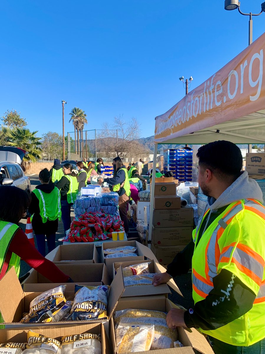 LCShah's tweet image. 🌎 The students in my Social Impact Marketing course inspire me. Their hearts, desire, and collective agency will change the world. Here they are, serving at Sowing Seeds for Life food bank + pantry in Pomona.