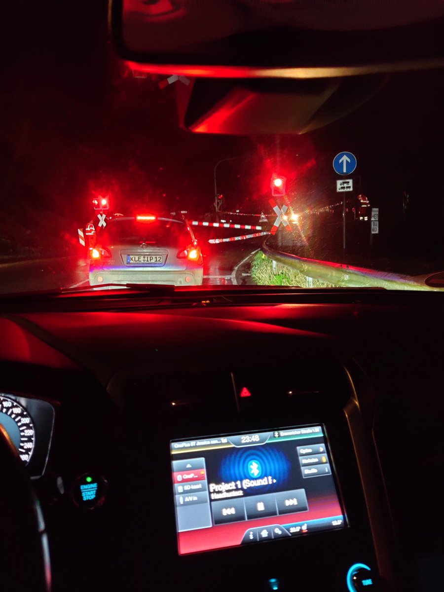 Speldenkussen80's tweet image. Je weet dat als het spoor dicht zit je in Duitsland bent en als er iemand bij staat met een lintje dan ist helemaal niet best #zucht #DeutscheBahn