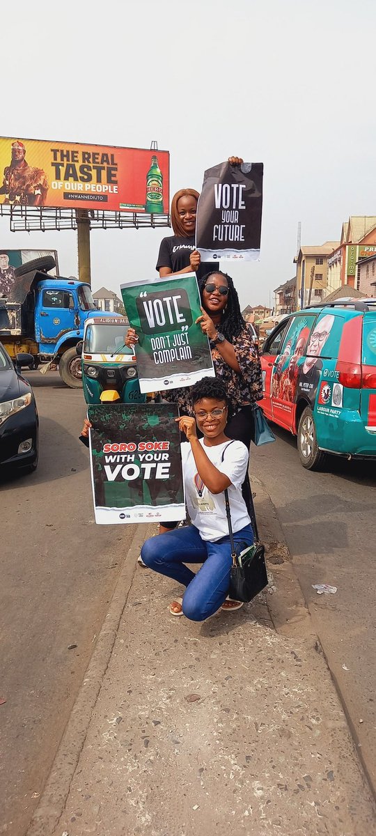 One Champions and volunteers galvanize support for the Vote Your Future campaign in Nigeria, to sensitise the electorate to come out en masse and cast their votes for credible and accountable lesders at the polls for a better future!

#VoteYourFuture
#ONEinNigeria 
#ONEChampions