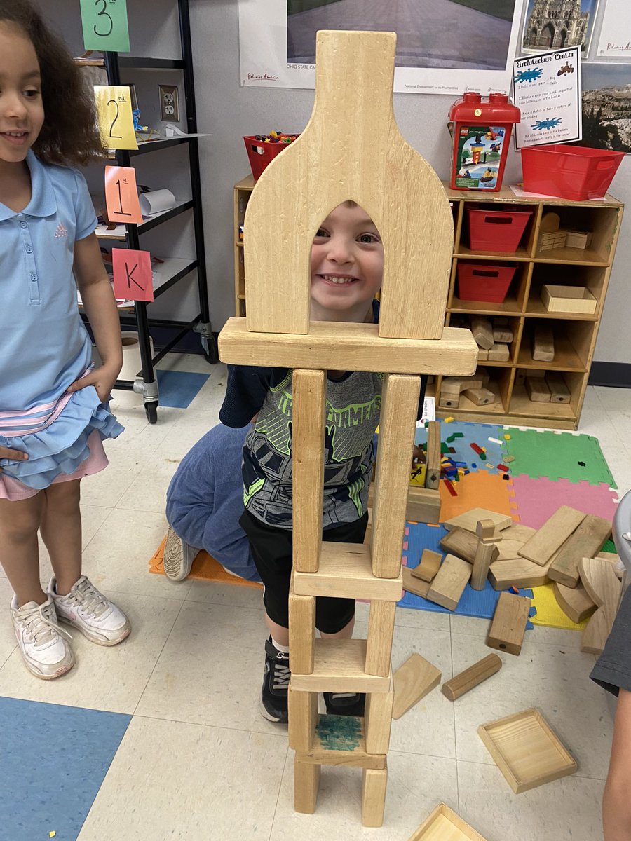 MiragliuoloArt's tweet photo. @Kingswoodbuzz These kindergartners are working together to create 3D buildings! #TABChat #ChoiceBasedArt #TheirWorkNotMine #WhatStartsHereChangesEveryThing https://t.co/N6rPjWvSuV