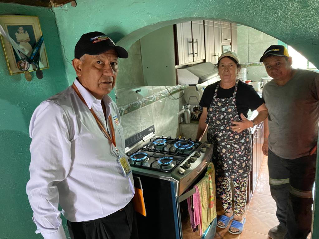 SecEnergia's tweet photo. Equipo de la @SecMinasCundi en compañía de la empresa #EnergyGas S.A. E.S.P realizaron visita técnica a viviendas de los municipios de #Cucunubá, #Tausa y #Sutatausa para validar las conexiónes del servicio de Gas y autorizar los subsidios. #Cundinamarca #RegíonQueProgresa 💪 https://t.co/lj4InLkB6d
