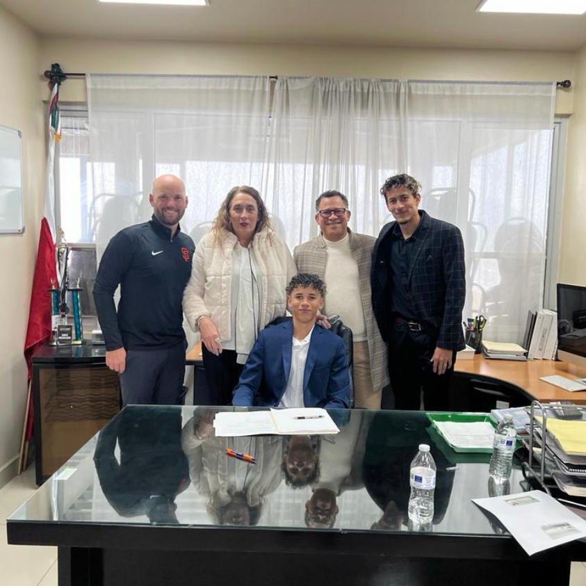 AlgodonerosUL's tweet photo. Otro de nuestros jóvenes a @MLB 🤩

Anthony Tandrón de 18 años de edad, concretó hoy su firma con @SFGiants en lo que representa el inicio del camino hacía las mayores. 

Éxito, Athony 🙌

#SiempreEnRevolución 😎 hey ‼️ https://t.co/xZee2qCS7p