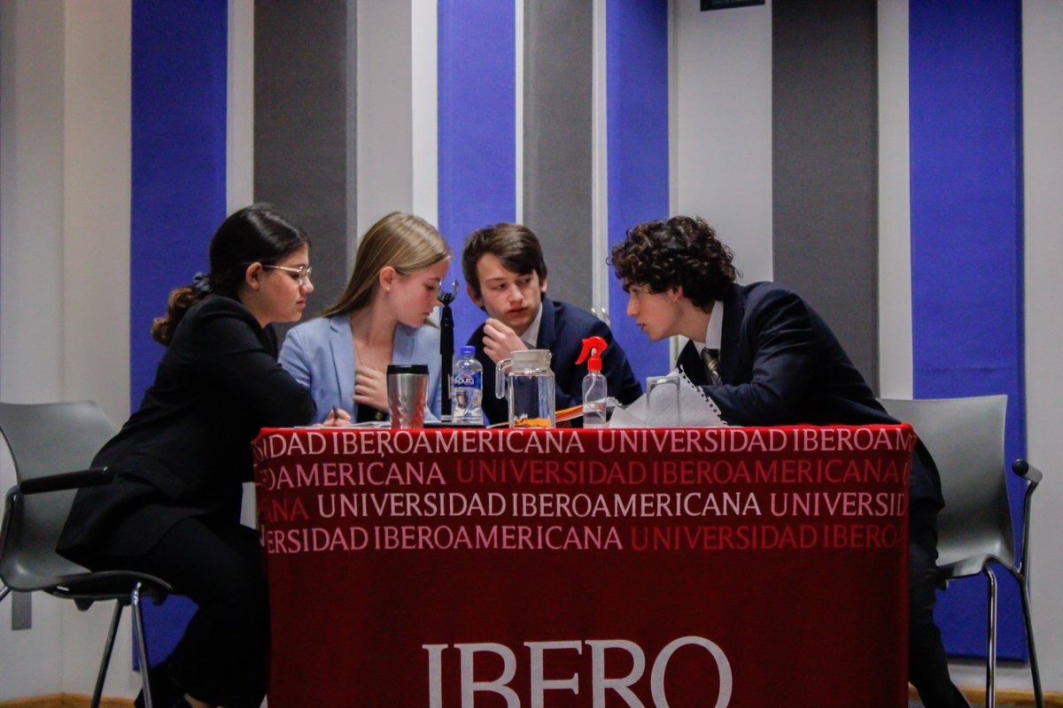 cisibero's tweet photo. Cerramos con broche de oro las sesiones de debate de esta 11va edición del CIS IBERO 👨‍⚖️🏆👩‍⚖️

🥇1er lugar: Equipo 2 de @PrepaIberoMX 
🥈2do lugar: Equipo 1 del Colegio Eton
🥉3er lugar: Equipo 1 de @PrepaIberoMX 
🏅4to lugar: Equipo 2 del Colegio Eton https://t.co/Z1jPcrvmLY