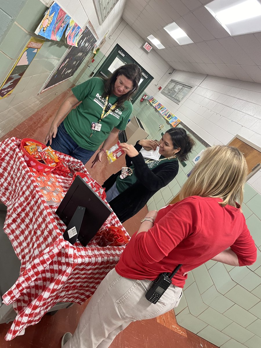 alisonlee31's tweet photo. Northwood staff is our faveRED! ❤️ Today we treated our staff to a cart of red goodies to celebrate GO RED day for the @AmericanHeartTX here in @NEISD ! #AmericanHeartMonth #theNEISDway #gopublic #RootEDNEISD https://t.co/BCkAXdhNSG