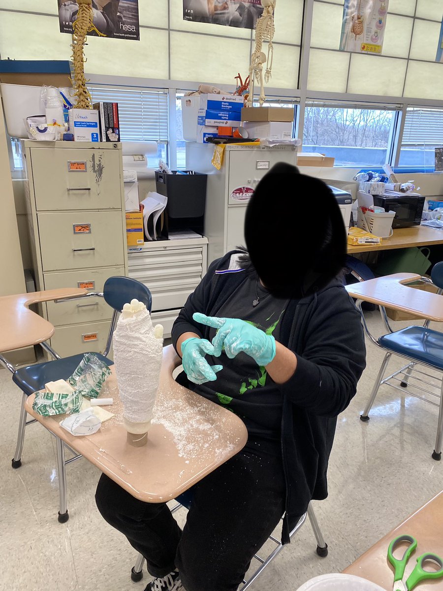 gooseRRT's tweet photo. Fracture refreshers and learning to cast a broken bone today!  🦴  @FHS_HealthSci @CTE_Mosley @FultonHigh @sjsmith2509 https://t.co/NJLElP0iNg