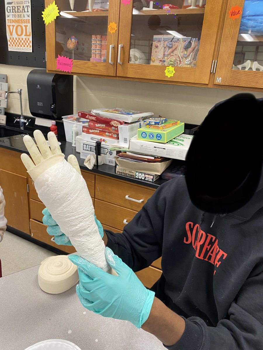 gooseRRT's tweet photo. Fracture refreshers and learning to cast a broken bone today!  🦴  @FHS_HealthSci @CTE_Mosley @FultonHigh @sjsmith2509 https://t.co/NJLElP0iNg