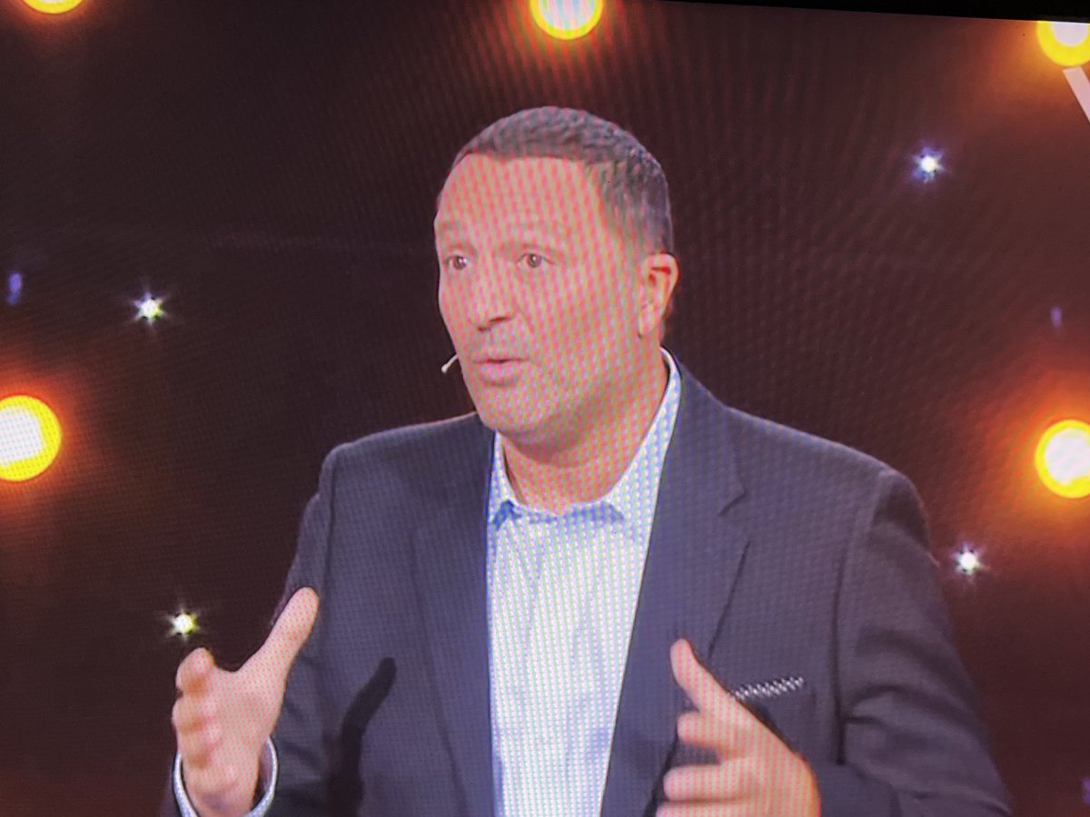 larueofficiel's tweet photo. Il a de nouveaux cheveux Arthur ? #VisualSuspect https://t.co/unILCiZVcS