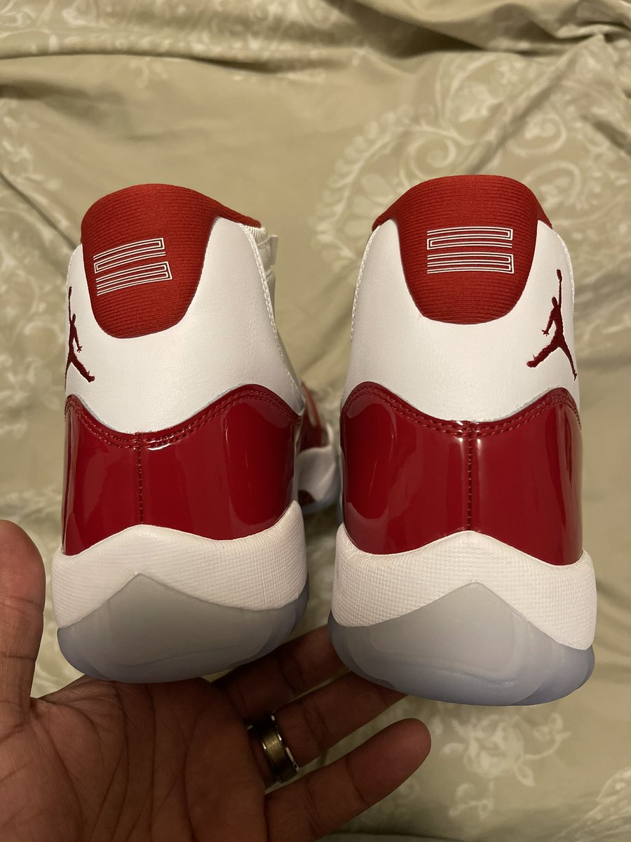mo_trendz's tweet image. Can ya tell @nike to send me a non defective pair of 11s? My #ISUredbirds alumni clrs. Got EA through #SNKRS and was shipped this pair 🤦🏽‍♂️