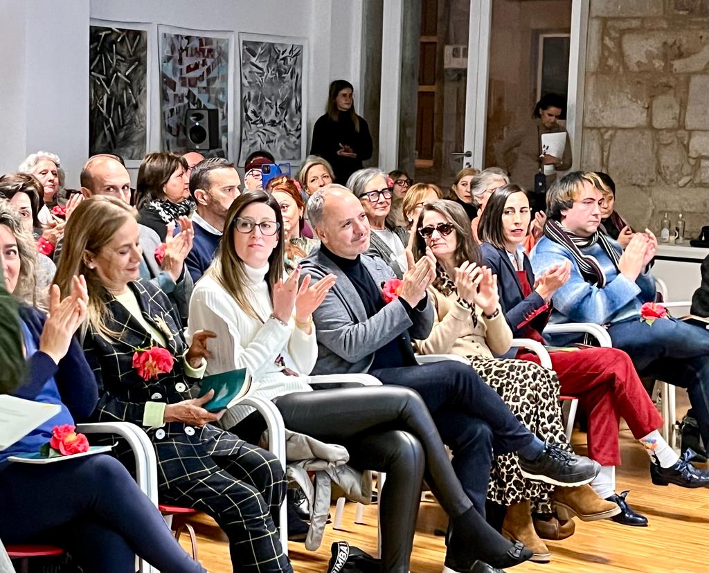 regades's tweet photo. O #DíadeRosalía únenos. A Deputación de Pontevedra organizou un acto de homenaxe a Rosalía de Castro e como agasallo a camelia Rosalía. Como dixo #CarmelaSilva somos o único país cunha muller como Rosalia de referente #Lieders https://t.co/EcDOtsT6B7