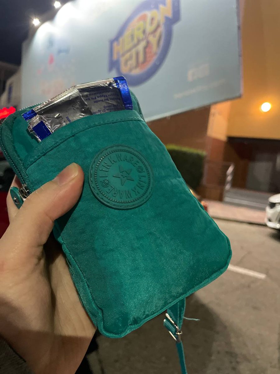 hemos encontrado este bolsito con un montón de alimento para diabéticos y un glucómetro en Kinépolis en valencia, no sabemos cómo encontrar al propietario así que solo lo podemos subir por aquí para ayudarle, a ver si con difusión lo encuentra :((