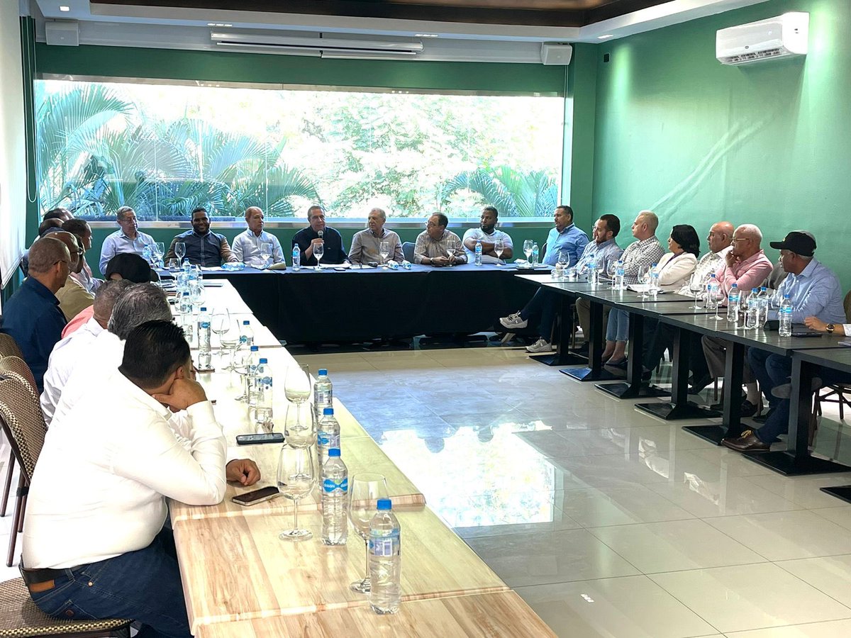 PldlVega's tweet photo. 📍[La Vega]

El coordinador general de campaña #AbelPresidente @AbelMartinezD , Francisco Javier García, en su visita a #LaVega , realizó un encuentro con los miembros del #ComitéCentral #PLDLaVega , de planificación de los trabajos, presente y futuro rumbo al #Abel24 @PLDenlinea https://t.co/ZlAe50lDsD