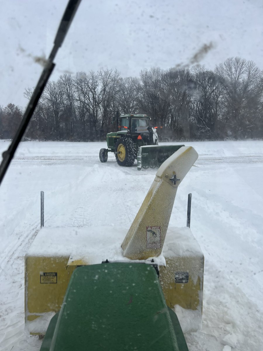 aerroTpalm's tweet image. Does this count as #FinalFriday #PilotsofTwitter the #Runway is open. #FridayFeeling #Avgeek. #aviation #Winter @AOPA_Airports @EAA @JohnDeere for the win! @apasztor82 it’s not clean anymore.