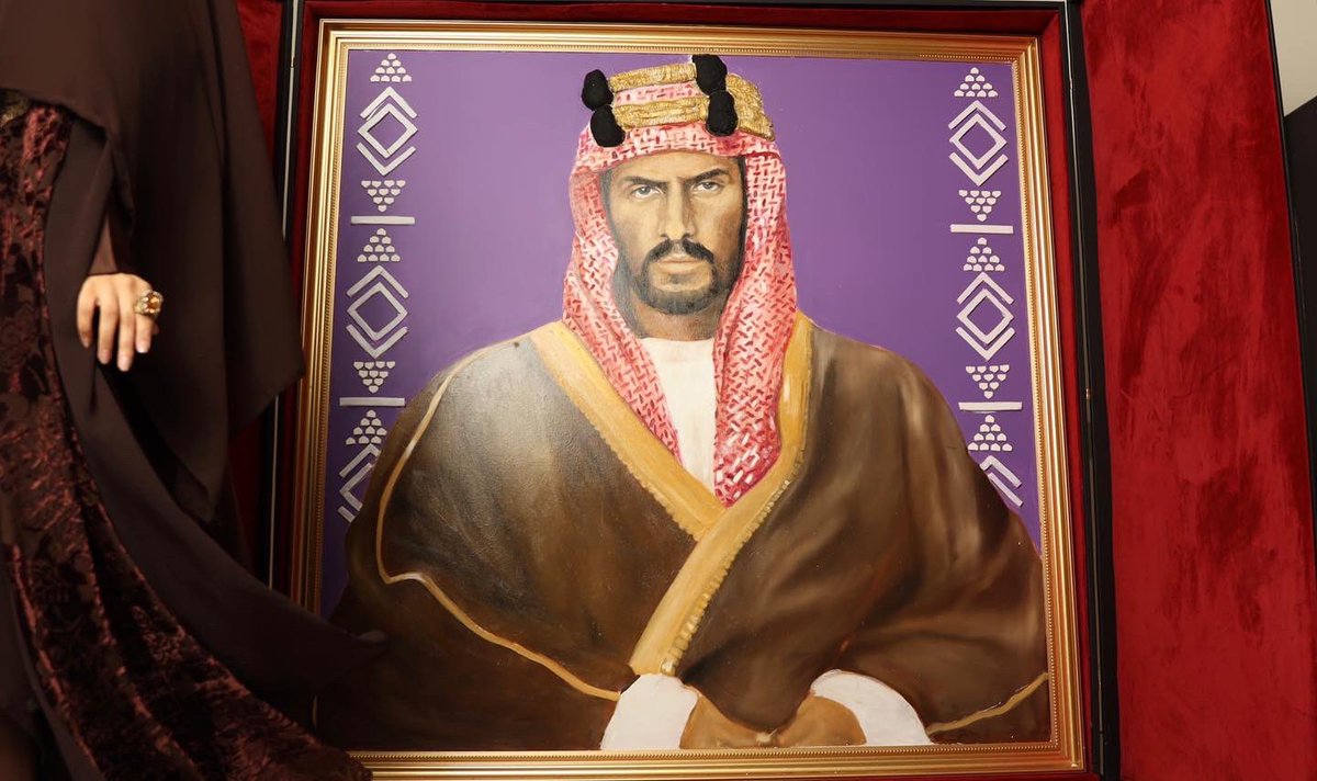 بدمج كلٍ من الماضي والطبيعة والحاضر، رسمتي للملك عبدالعزيز ال سعود وهو في شبابة بزيت نبتة الخزامى، واكثر من ١٠٠ قطعة فخار لنقوش السدو صنعت يدوياً.

Lavender oil painting of King Abdulaziz Al Saud.
Size: 160*160.
#يوم_ابتدينا