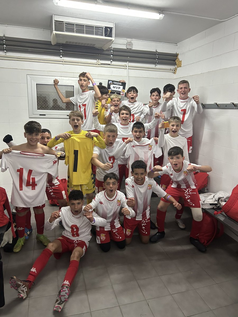 Dmonte99's tweet photo. Si a l’agost de 2022 ens diguessin que al febrer següent seriem capaços de guanyar a una cantera com el Valencia.. Crec que ningú hagues cregut en aixo.. Molt de treball i esforç d’aquest grup que, d’alguna manera o d’altre dona el seu fruit⚽️ https://t.co/c2ZAMXUUX0