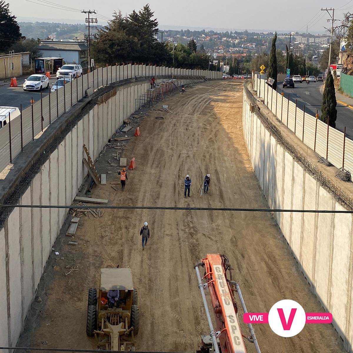 viveesmeralda's tweet photo. ¡Ya falta poco!
Ya está por concluir la colocación de los muros prefabricados en el deprimido de #Chiluca. Posterior a esto, dará inicio la instalación de los bloques que formarán la glorieta central 🚧 según información brindada por los ingenieros a cargo de la #obra. https://t.co/0G9IKCQsJO
