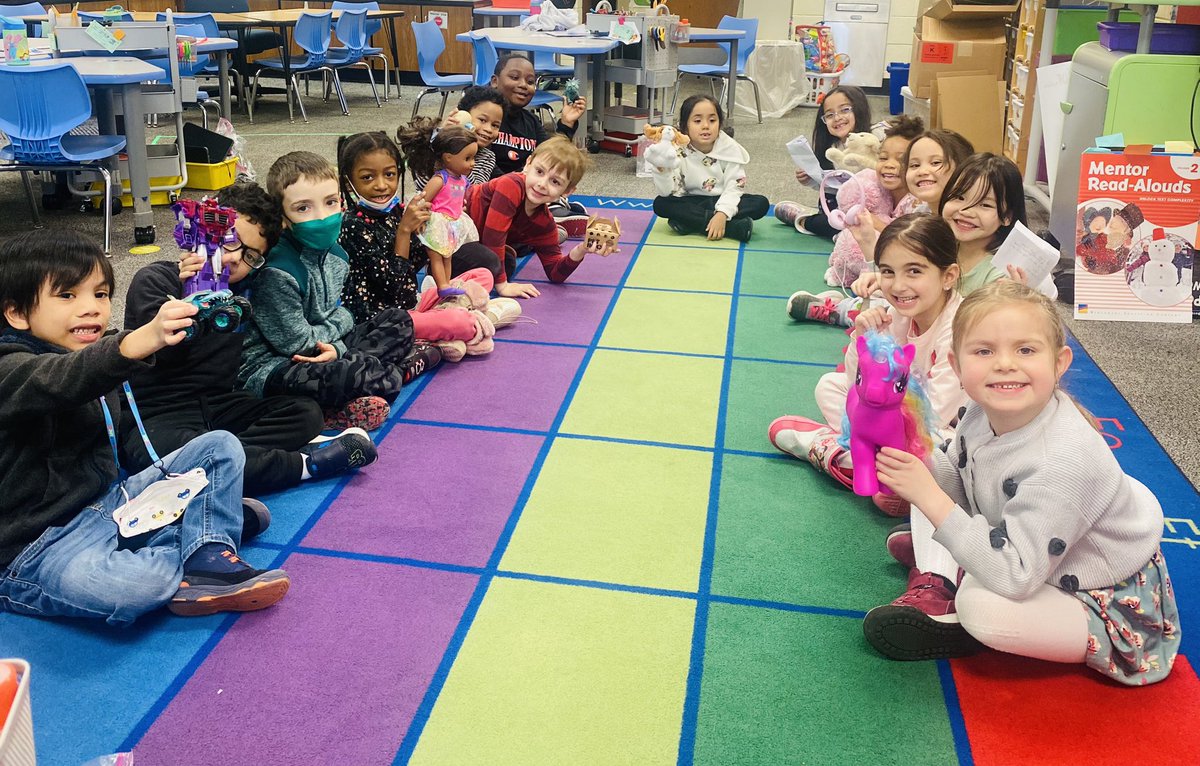 MrsDoyleSD54's tweet photo. We earned Show and Tell 🕛 🧸🪀🦄🏎️🪀🕛#muirmoments #wearemuir #walkproud https://t.co/MF6iNJ7CbV