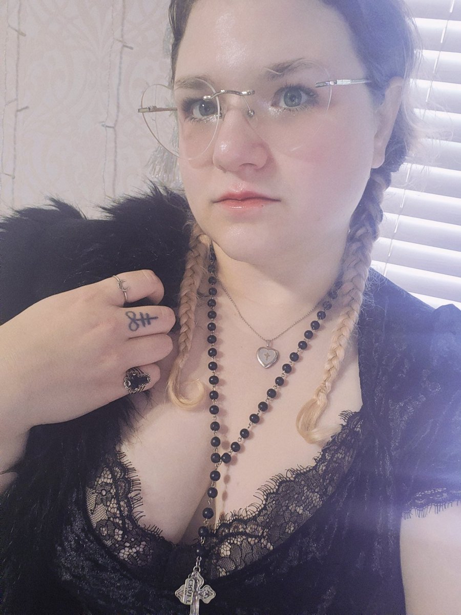 GoddexxLilith's tweet photo. Going to get my hair done! https://t.co/t8RvketxfM