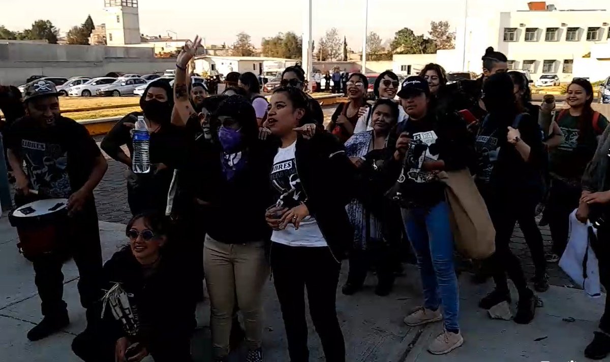 deabajoml's tweet photo. CDMX: Ya salieron libres bajo fianza Karla y Magda, las jovenes feminsitas detenidas en la Okupa Cuba tras 10 meses de encierro
https://t.co/wQGvxpnSBY https://t.co/ey2IfrvoyM
