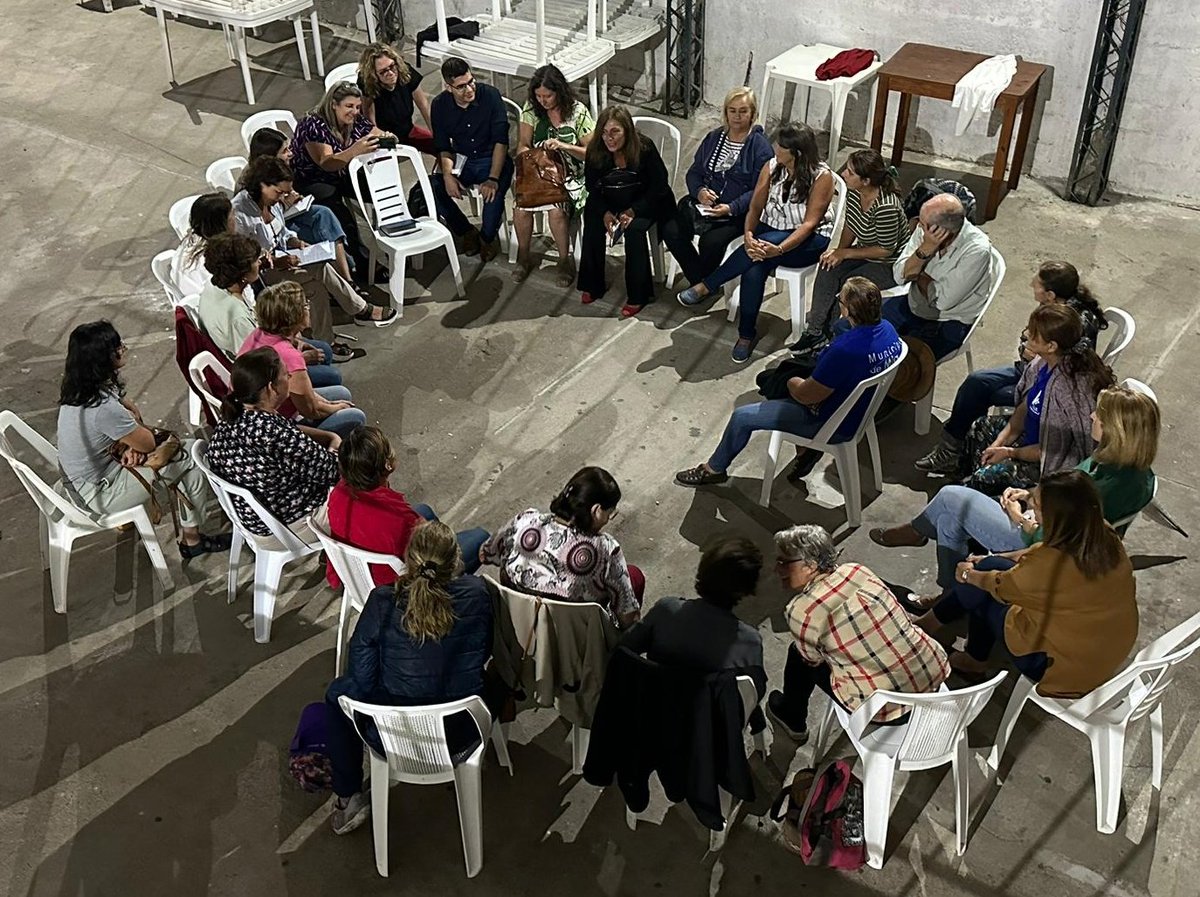 MGAPUruguay's tweet photo. #AHORA En el marco del Consejo Nacional de Género y el #PNGAgro;  mujeres rurales de Canelones,reunidas con la Directora Gral. @mfmaldonado_ y Subdir. de Desarrollo rural, @mercedesantia, a los efectos de brindar apoyo frente a la sequía.
📍Los Arenales, Canelones https://t.co/64n3md4sBf