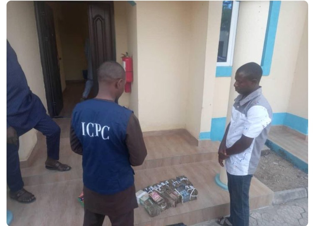 ideasgist's tweet photo. ICPC intercepts N2 million being ferried to politician, arrests suspect

https://t.co/2xxzgDpbHQ

#IdeasgistNews #icpc #politician #suspect https://t.co/ZNmqw98prB