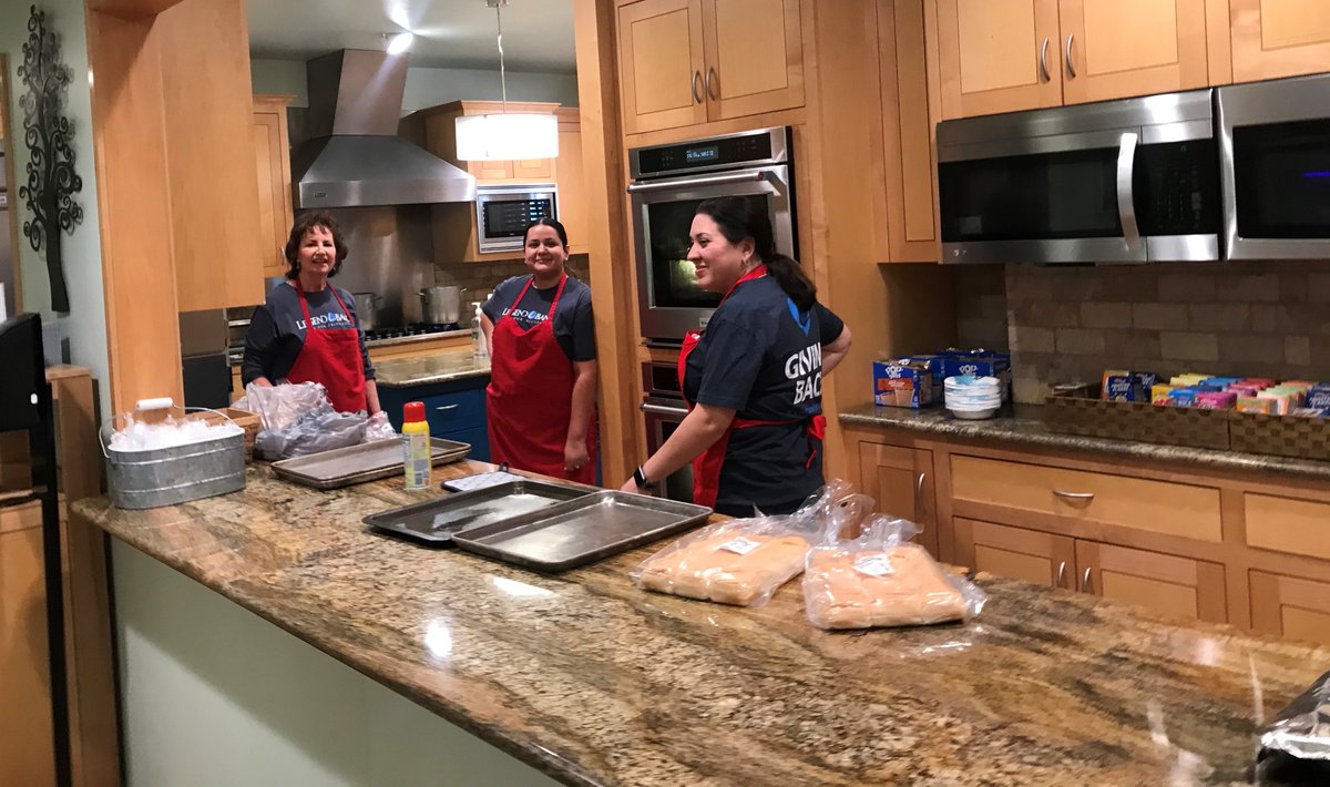 LegendBank's tweet photo. Our bankers were so excited to serve the families at @RMHFW with a hot, fresh meal last night! We are also proud to share that our Nocona bankers contributed $250 from their employees #SneakersForSupport & Jeans Days donations & the Nocona Lions Club donated $250! #FeelGoodFriday https://t.co/xOxvO7w0pJ