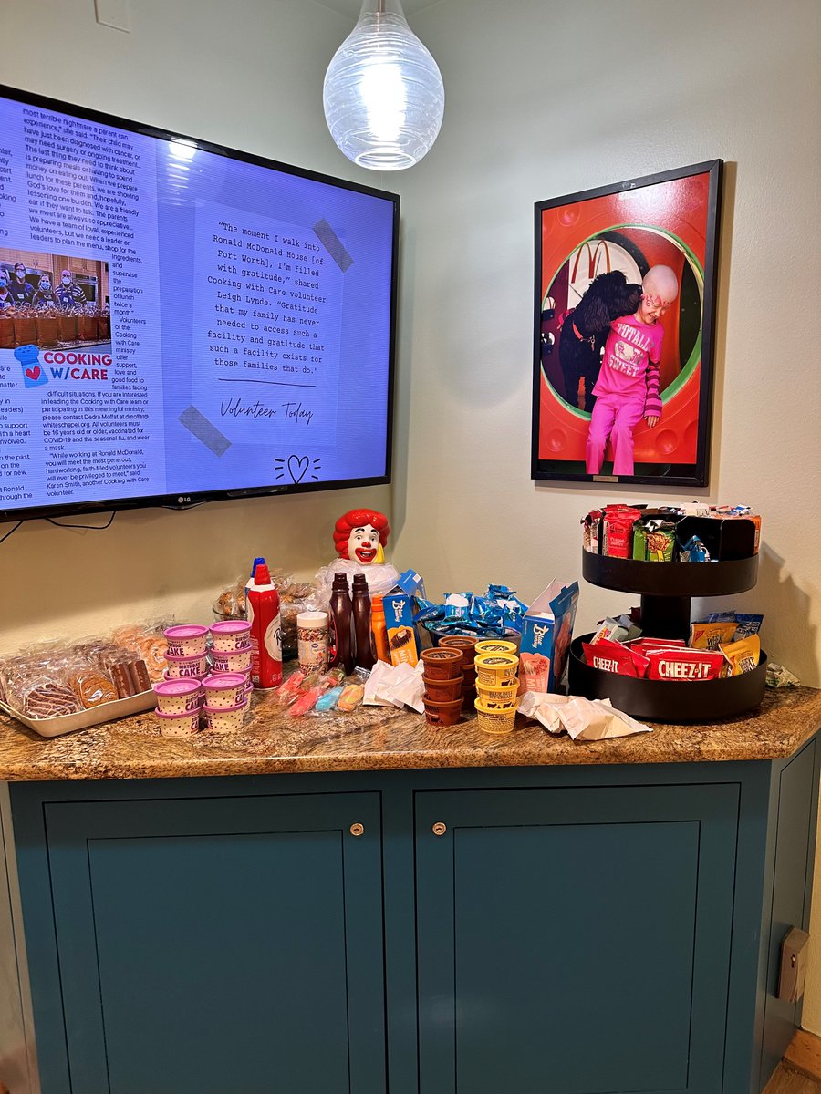 LegendBank's tweet photo. Our bankers were so excited to serve the families at @RMHFW with a hot, fresh meal last night! We are also proud to share that our Nocona bankers contributed $250 from their employees #SneakersForSupport & Jeans Days donations & the Nocona Lions Club donated $250! #FeelGoodFriday https://t.co/xOxvO7w0pJ