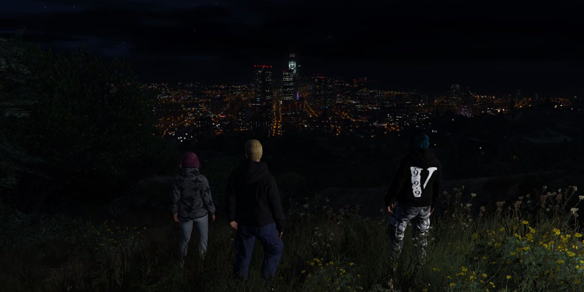 KingsteinPaul's tweet image. Wir sind drei Freunde die die Nacht durchflattern. Was für ein Blick auf Los Santos. 
#StateV #WirWarenMalVier #Friends #Postkartenmotiv