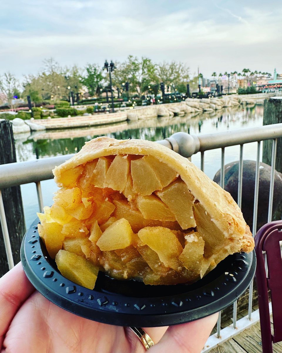 StrifflerTeach8's tweet photo. This is #teachertired to the 10th degree. What a Friday! Is it a full moon?! Decided to head over to Universal and have some dinner….here’s my review…it’s not for the faint of heart, just kidding it’s not that bad…but it’s not good either. Cont. #teachertired #universalstudios https://t.co/MnhusSplAo