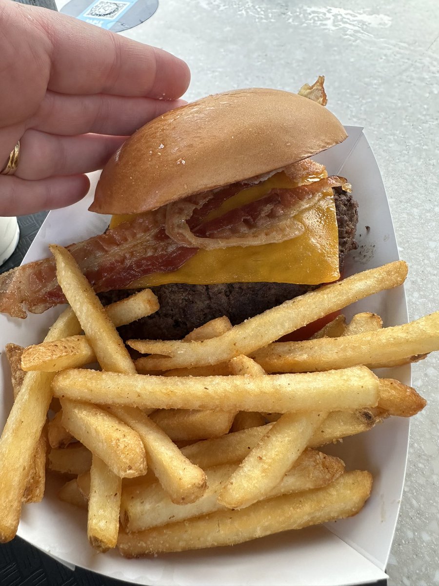 StrifflerTeach8's tweet photo. This is #teachertired to the 10th degree. What a Friday! Is it a full moon?! Decided to head over to Universal and have some dinner….here’s my review…it’s not for the faint of heart, just kidding it’s not that bad…but it’s not good either. Cont. #teachertired #universalstudios https://t.co/MnhusSplAo