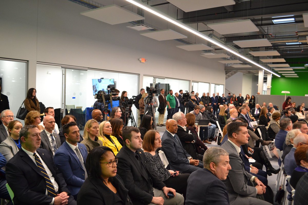 GrimmLeg's tweet image. Quite a turnout yesterday at @PlugPowerInc, the #Slingerlands company making green hydrogen fuel. Impressive plant. The County Exec made his State of County presentation. Democrats and Republicans getting along well. @albanyrepny #plugpower