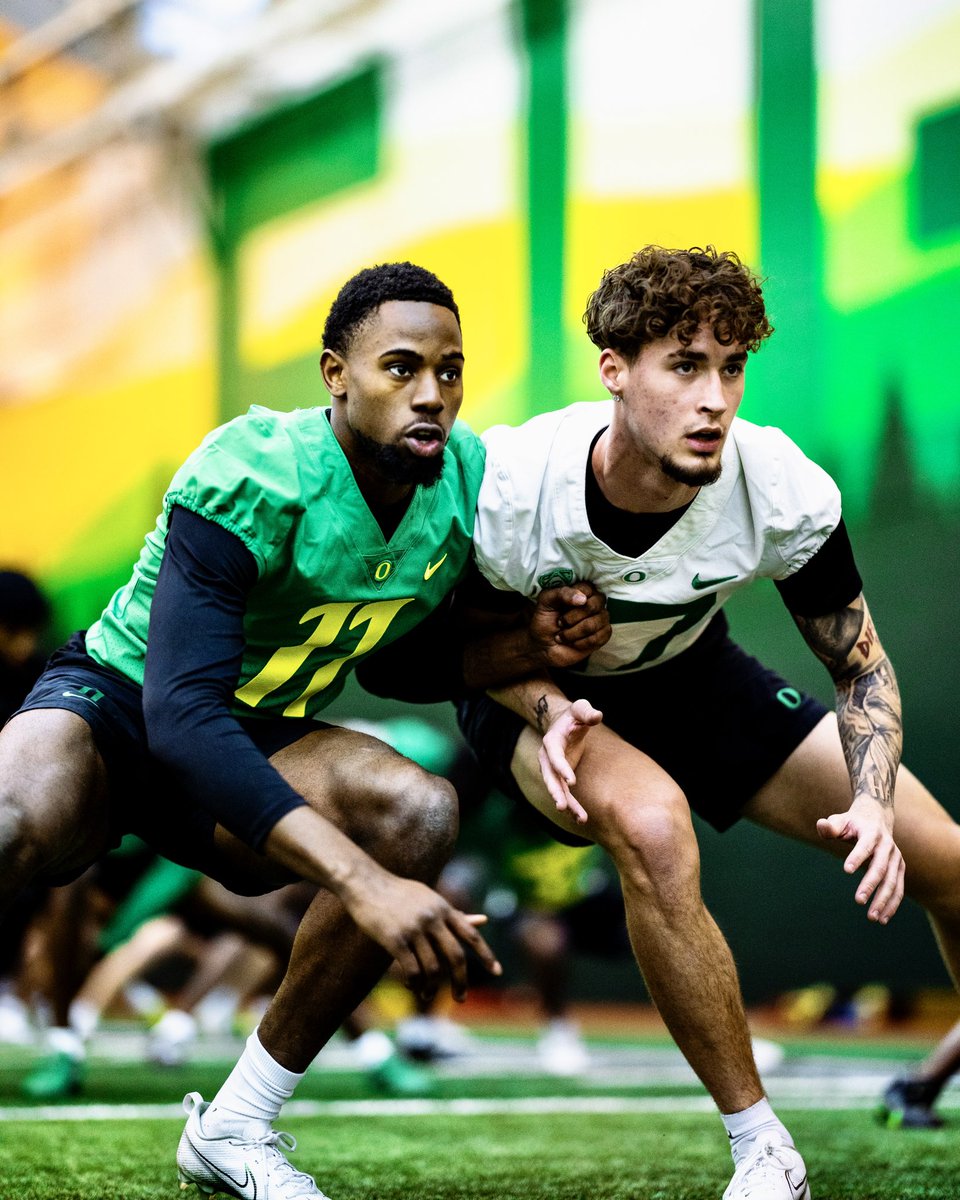 oregonfootball's tweet photo. On Friday's, we 𝐜𝐥𝐢𝐦𝐛 📈

#GoDucks https://t.co/gkYV9b4pyo