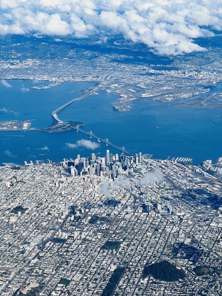 It’s one of my favourite things to do when I fly…watching the beautiful views that unfolds outside the plane window

📸 View of San Francisco and <a href="/salesforce/">Salesforce</a> tower 

#sanfrancisco