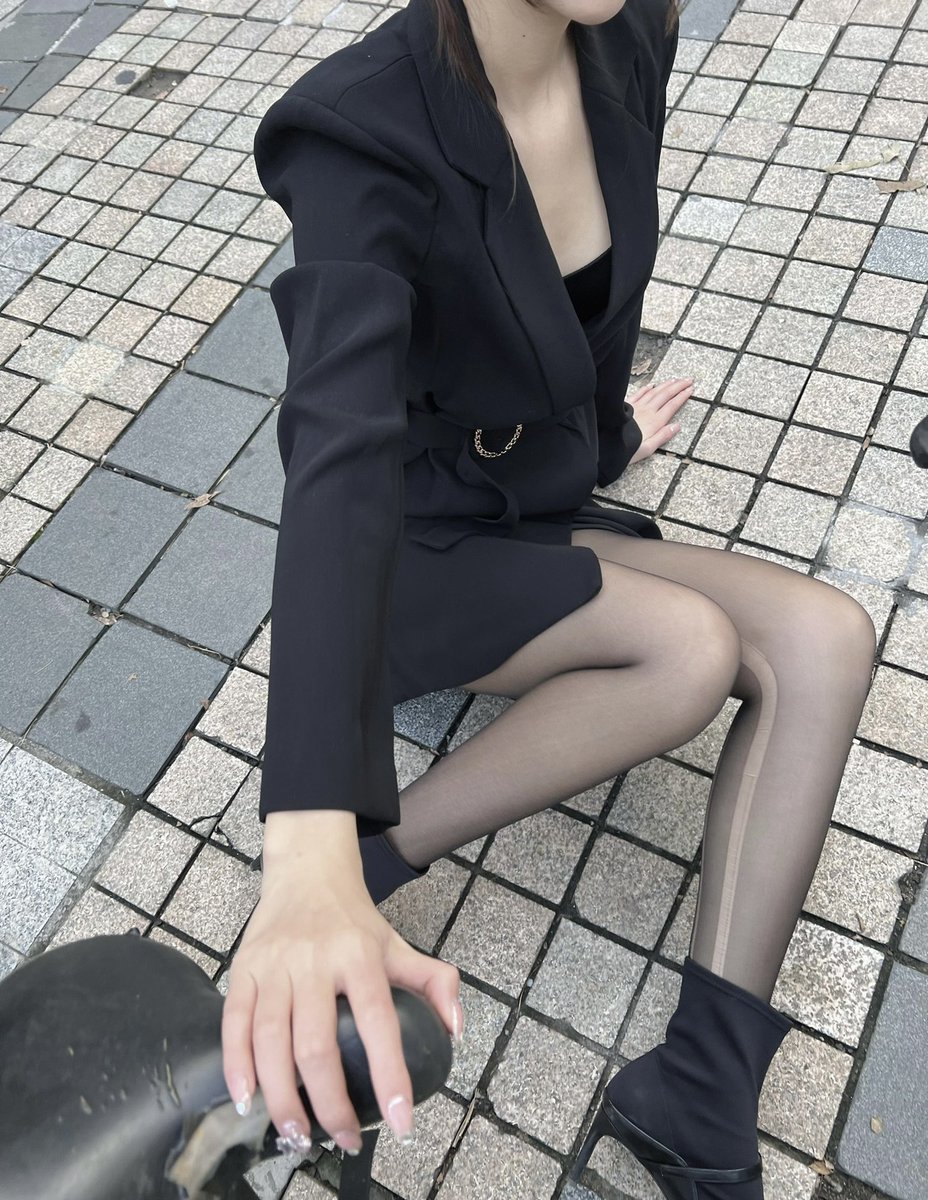 wlbhclx's tweet photo. 早起迷���
#早起 #黑丝长腿 #西装 #职业装 https://t.co/pkkwGCUGs3